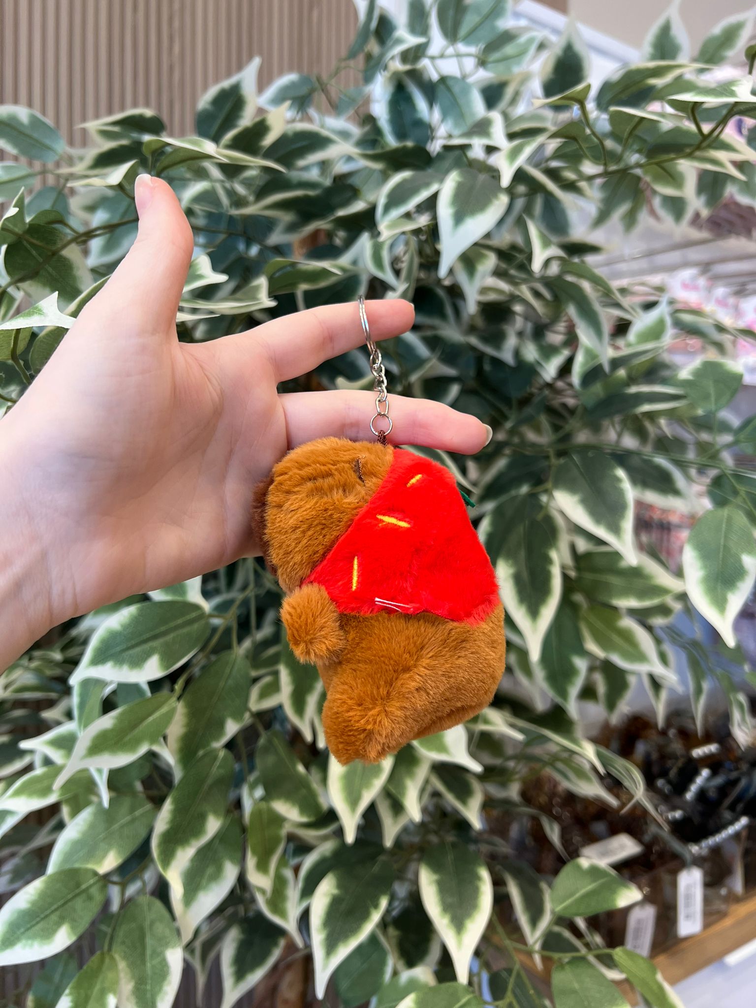 CAPYBARA PLUSH KEYCHAIN- Strawberry Hat – JINI MINI