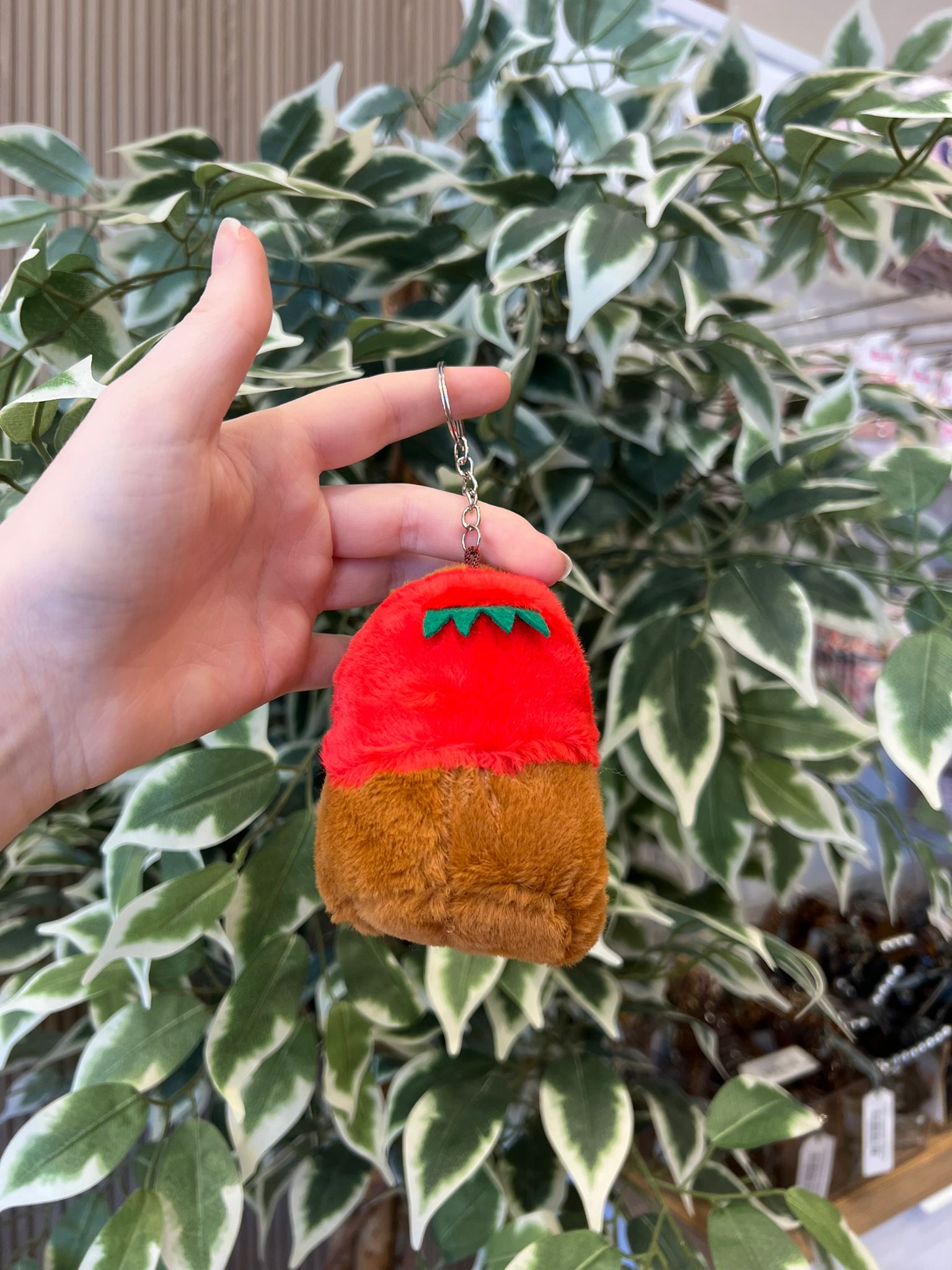 CAPYBARA PLUSH KEYCHAIN- Strawberry Hat – JINI MINI